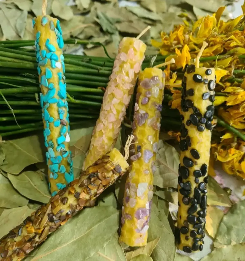 Velas de miel decorativas con piedras naturales