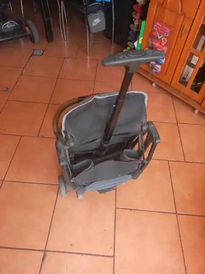 Coche de bebé plegable gris con manillar ajustable - miniatura 1