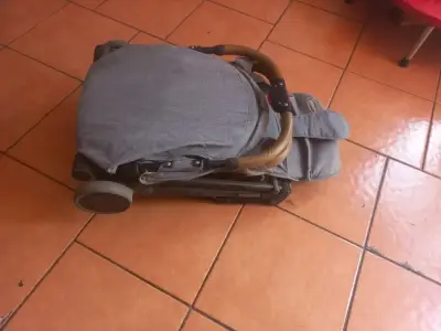 Coche de bebé plegable gris con manillar ajustable - miniatura 3