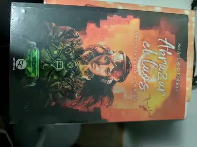 Libro 'Abrazar el Caos' de Sol Arrigada Espinoza - miniatura 1