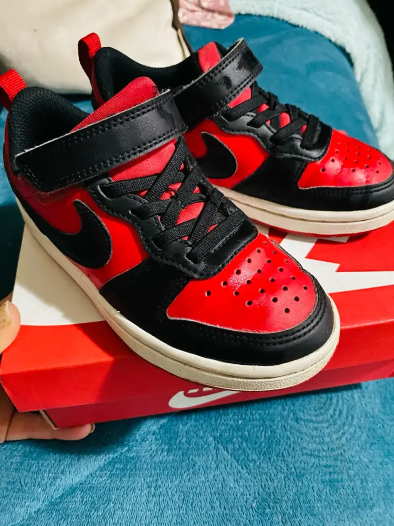 Zapatillas deportivas para niños Nike rojas y negras