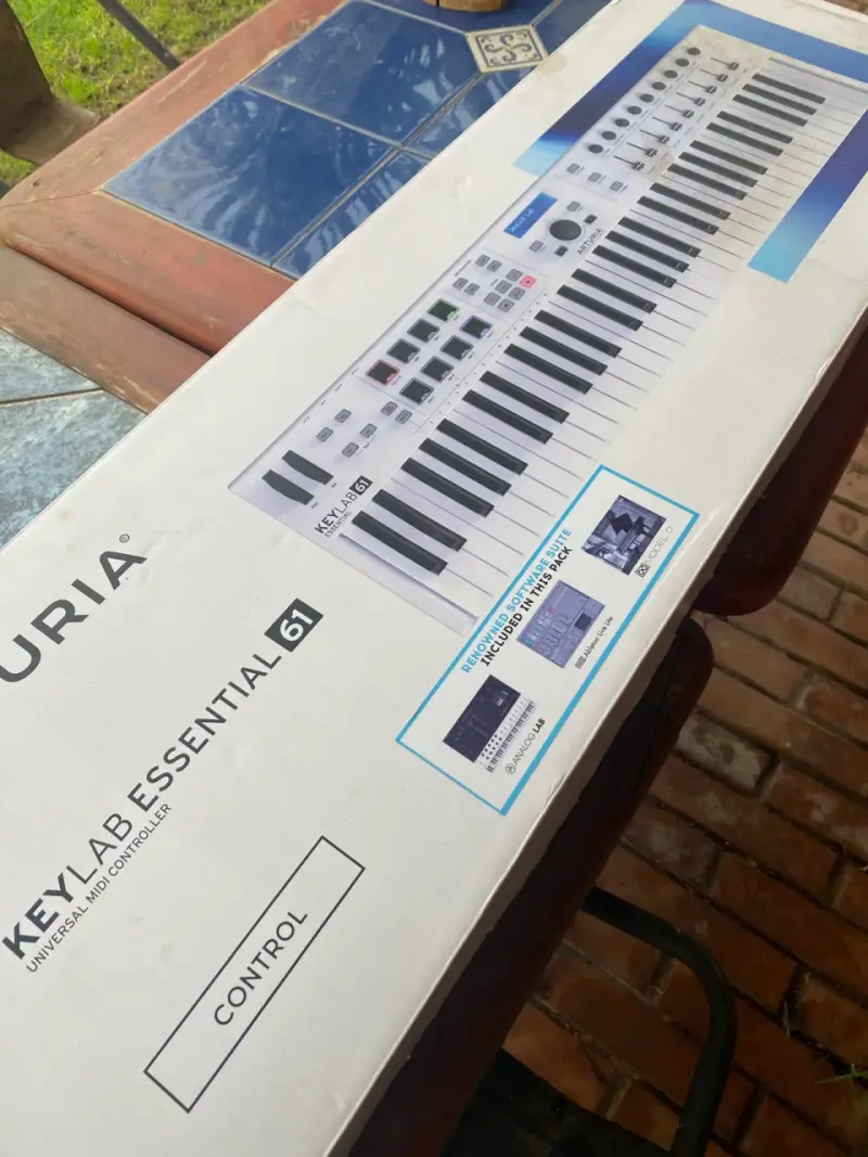 Arturia KeyLab Essential 61 + pedal Roland + Atril - 1