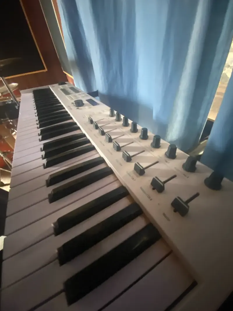 Arturia KeyLab Essential 61 + pedal Roland + Atril - 2