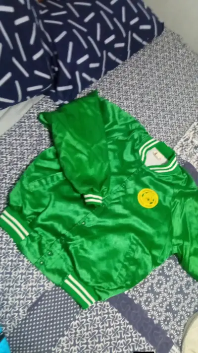 Chaqueta verde satinada estilo varsity - miniatura 1