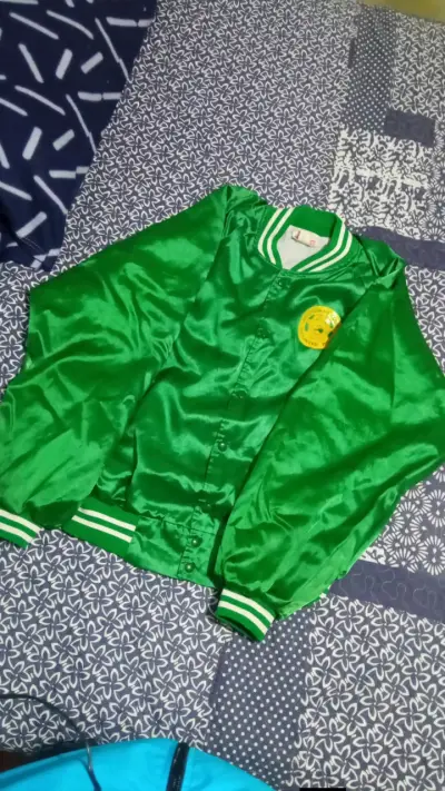 Chaqueta verde satinada estilo varsity - miniatura 2