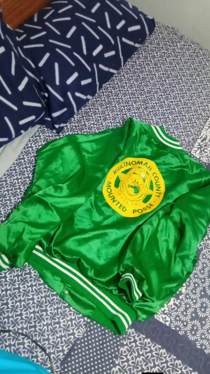Chaqueta verde satinada estilo varsity - 3