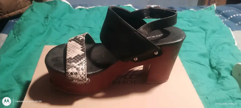 Sandalias de plataforma con diseño de serpiente