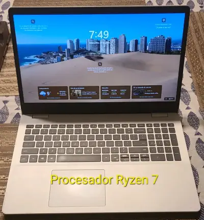 Laptop con Procesador Ryzen 7 y 16GB RAM - miniatura 1