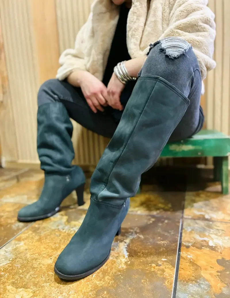 Botas de cuero negro con diseño texturizado - 5