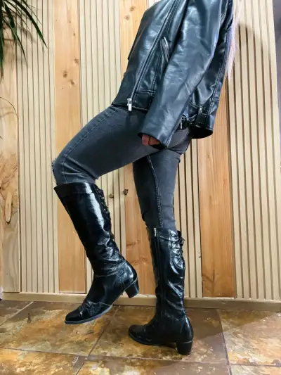 Botas de cuero negro con diseño texturizado - miniatura 6