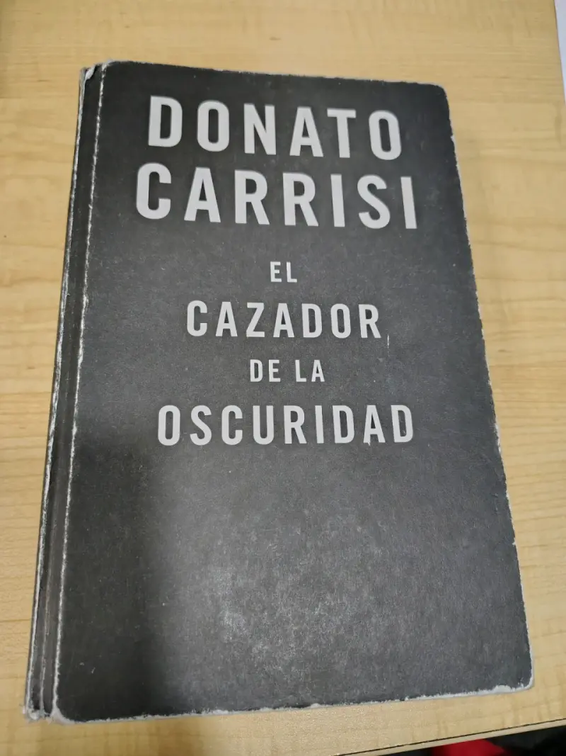 Libro 'El Cazador de la Oscuridad' de Donato Carrisi
