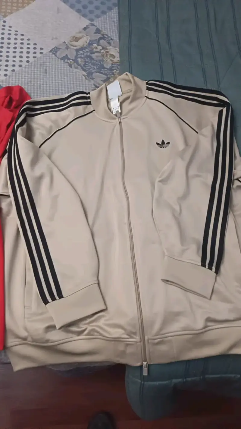 Chaqueta deportiva beige Adidas con rayas