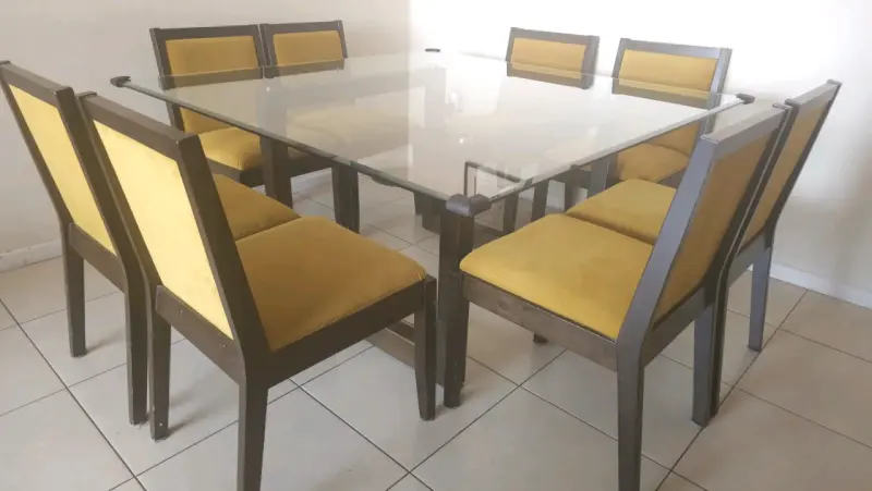 Juego de comedor con mesa de vidrio y 8 sillas - 1