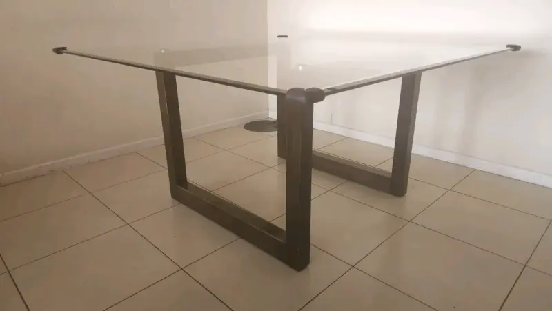 Juego de comedor con mesa de vidrio y 8 sillas - 4