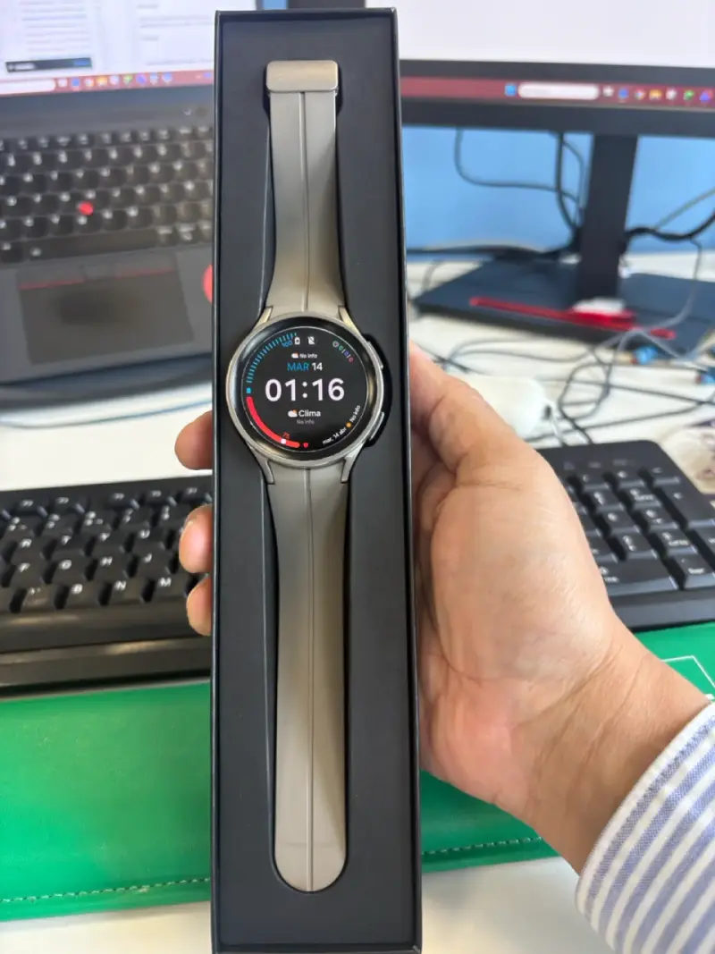 Reloj inteligente Samsung Galaxy con correa gris - 1