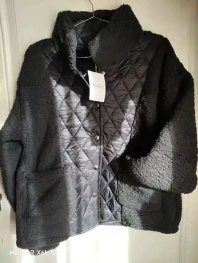 Chaqueta acolchada negra con textura RoseOnly - miniatura 2