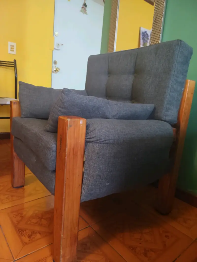 Sillón individual gris con cojines - 2