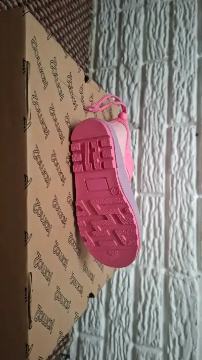 Botas de lluvia infantiles rosadas con diseño de 🦋 - miniatura 3