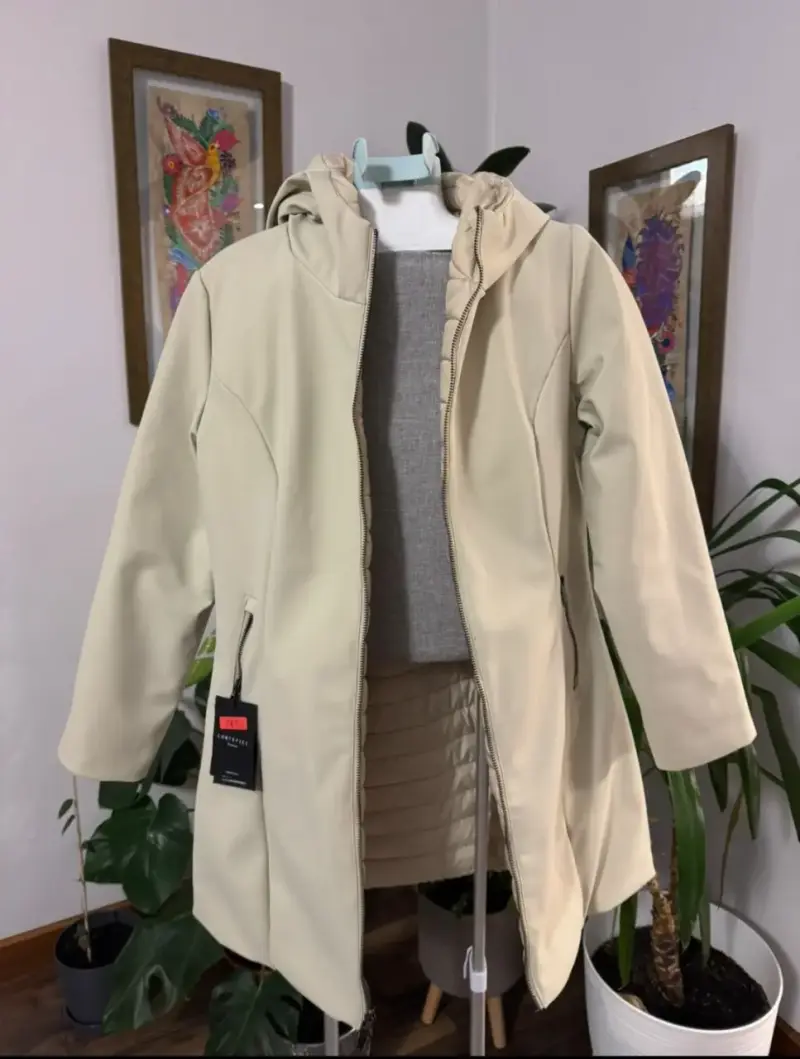 Abrigo beige con capucha para mujer - 1