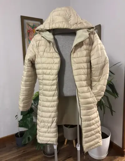 Abrigo beige con capucha para mujer - miniatura 2