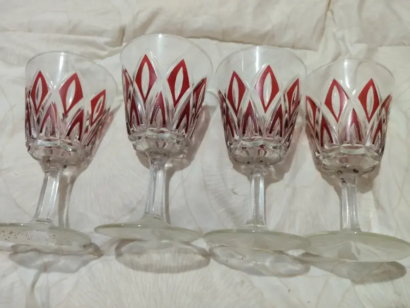 Juego de copas de cristal con diseño rojo