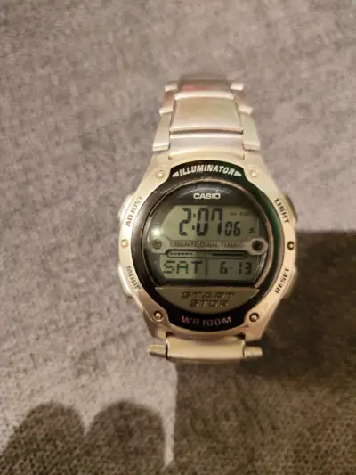 Reloj digital Casio Illuminator WR100M - miniatura 1