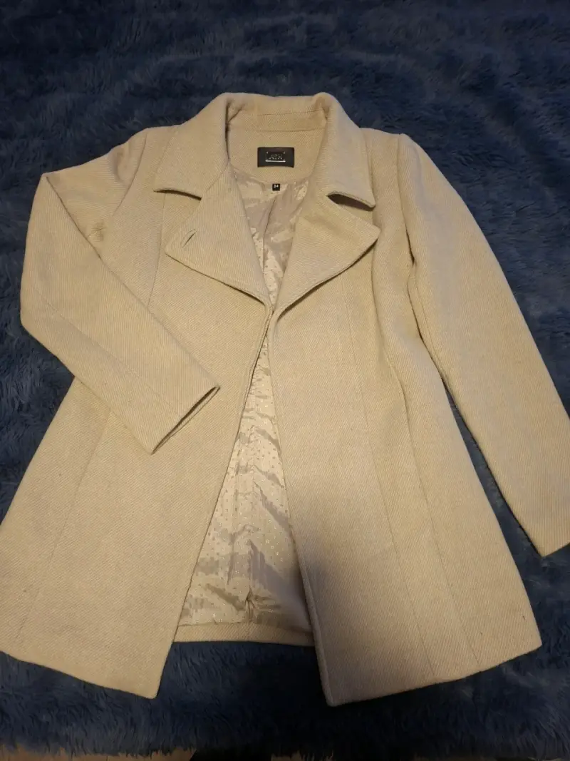 Abrigo beige de mujer elegante y cálido - 1
