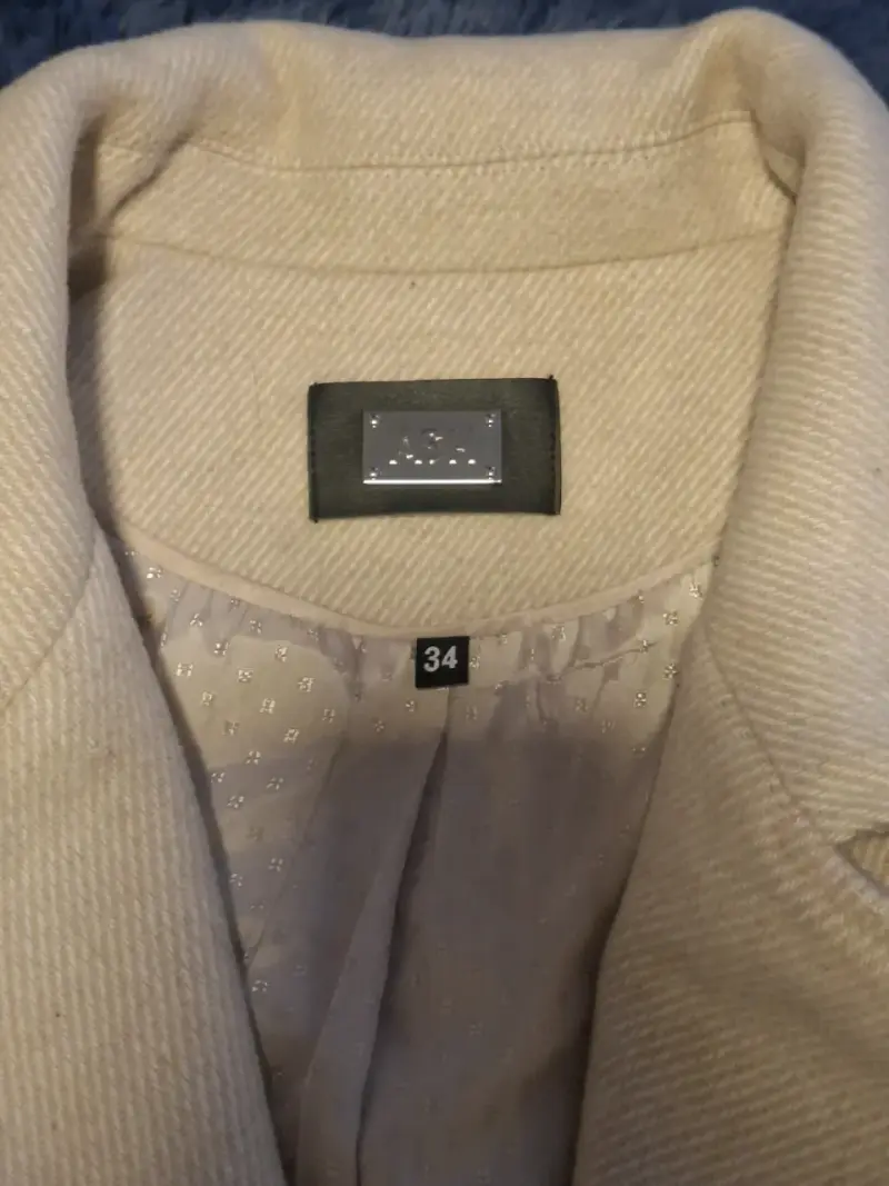 Abrigo beige de mujer elegante y cálido - 2