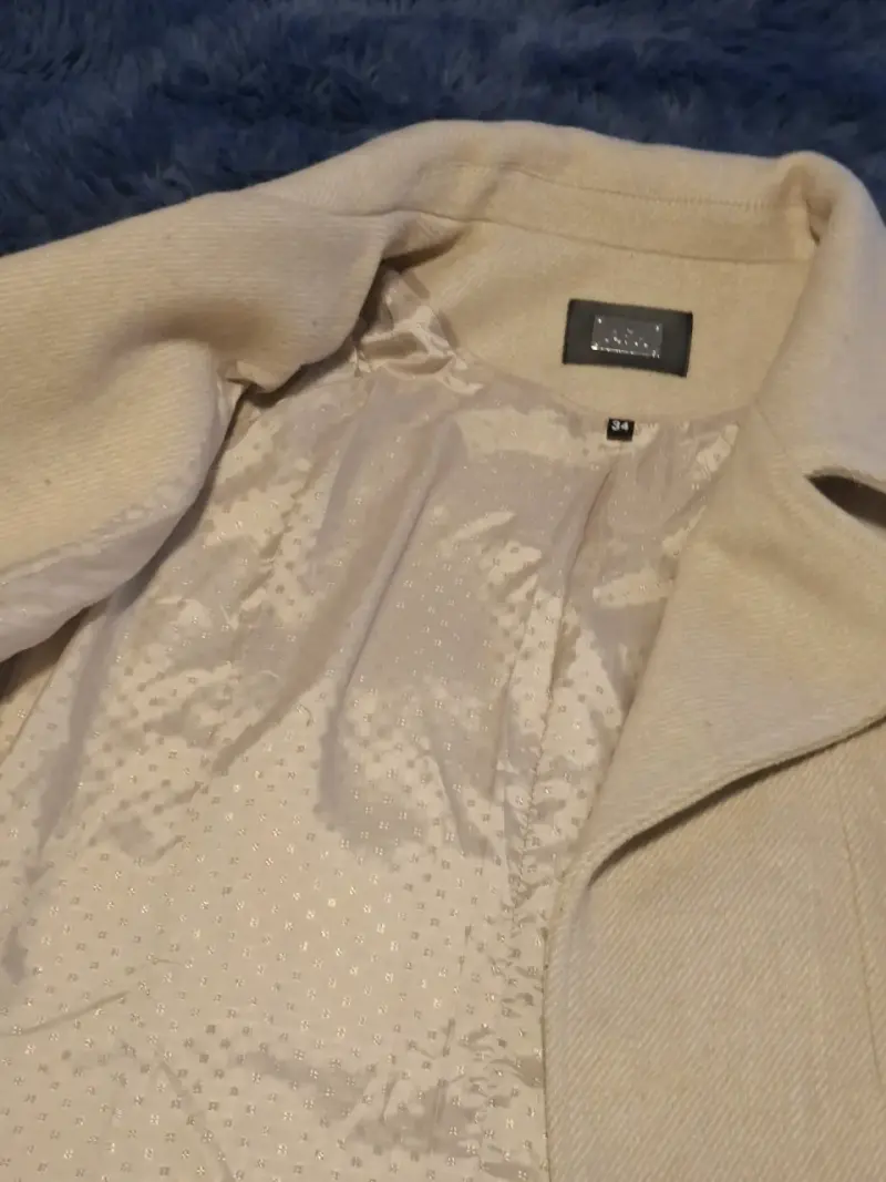 Abrigo beige de mujer elegante y cálido - 3