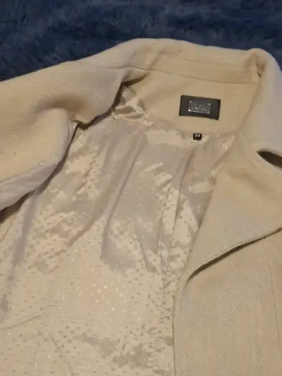 Abrigo beige de mujer elegante y cálido - miniatura 3