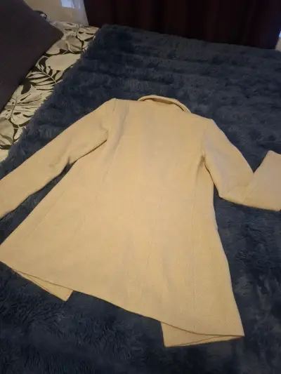 Abrigo beige de mujer elegante y cálido - miniatura 4