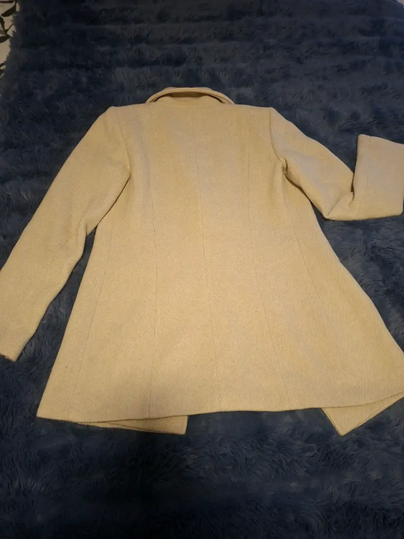 Abrigo beige de mujer elegante y cálido - 5