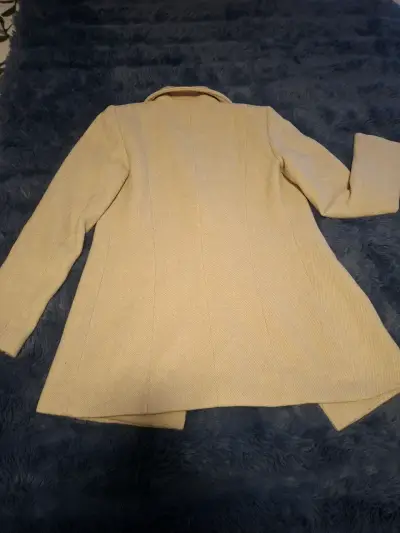 Abrigo beige de mujer elegante y cálido - miniatura 5