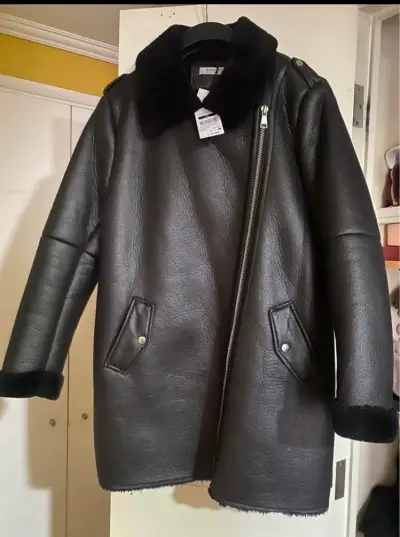 Chaqueta  negra con forro de piel sintética - miniatura 1