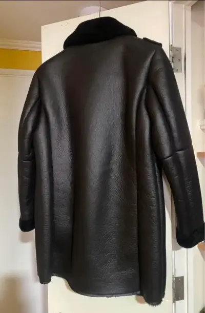 Chaqueta  negra con forro de piel sintética - miniatura 2