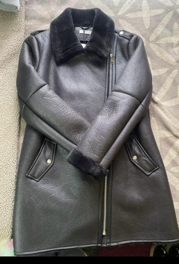 Chaqueta negra con forro de piel sintética - 4