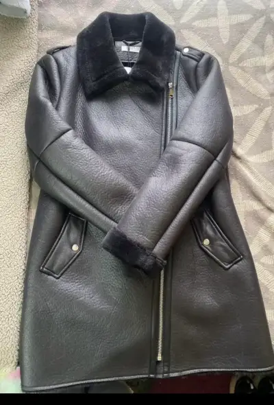 Chaqueta  negra con forro de piel sintética - miniatura 4