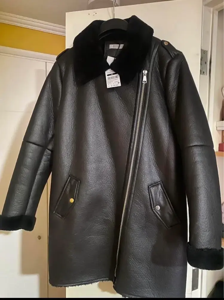 Chaqueta negra con forro de piel sintética - 6