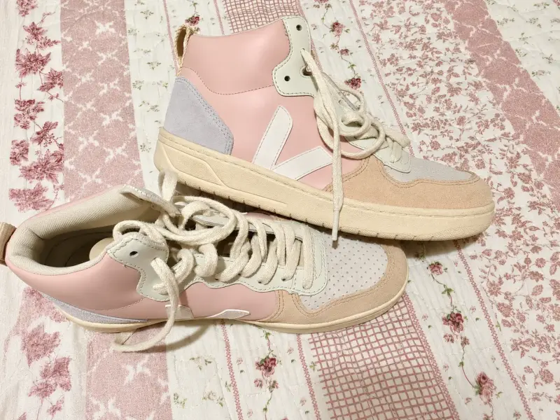 Zapatillas altas de mujer en tonos pastel