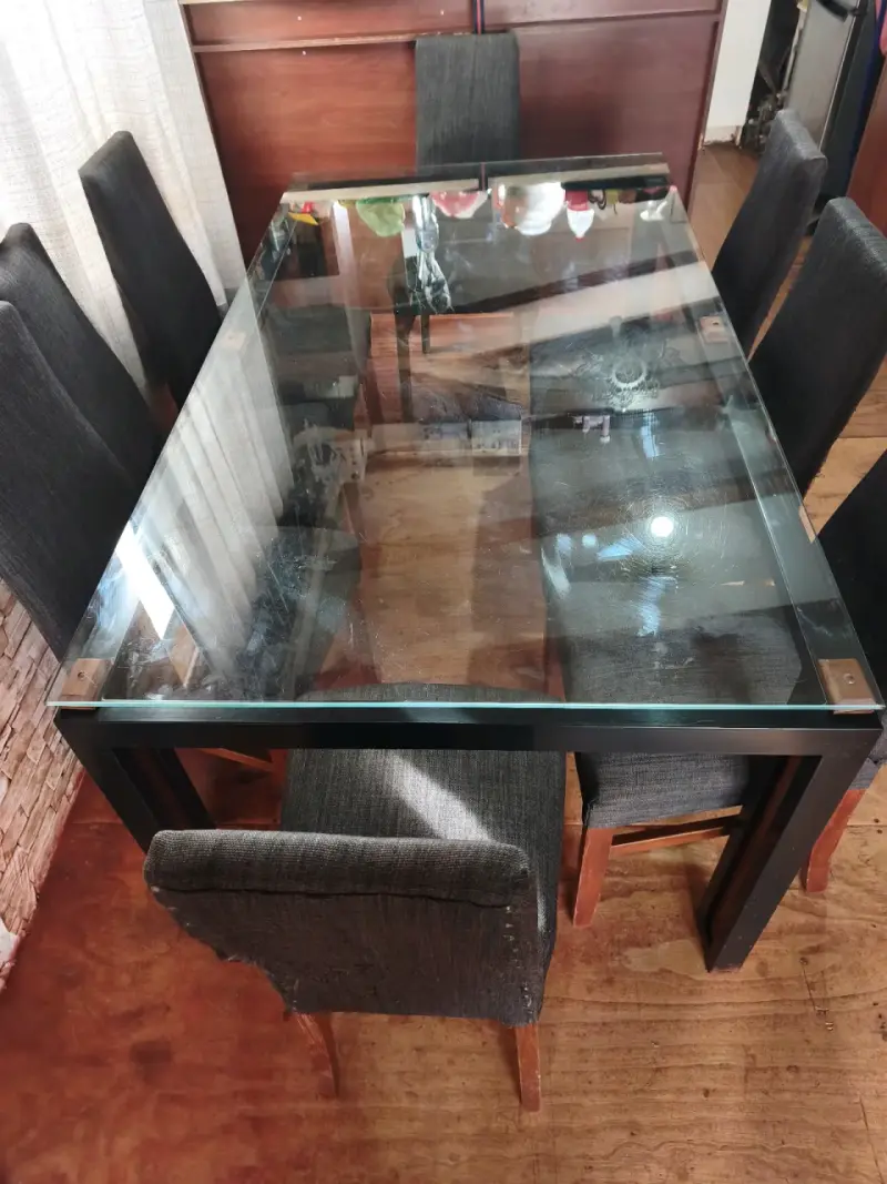 Mesa de comedor de vidrio con 8 sillas - 1