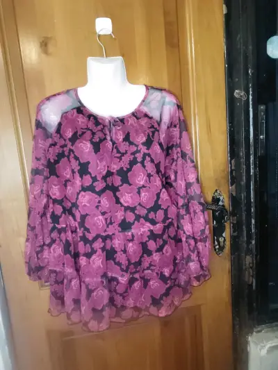 Blusa floral transparente de mujer - miniatura 2