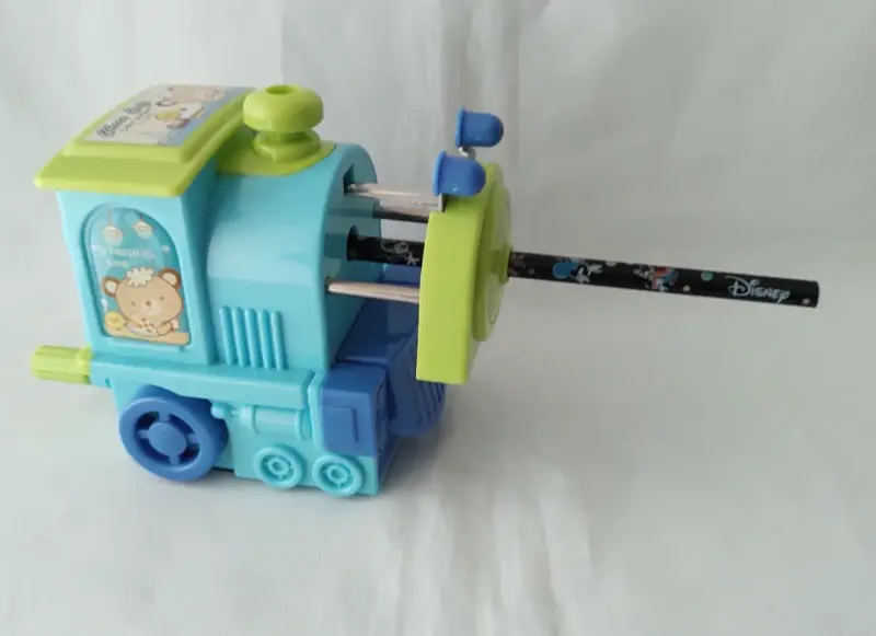 Sacapuntas tren infantil con lápices Disney - 2