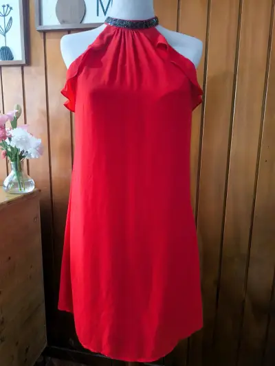Vestido rojo con cuello adornado - miniatura 1