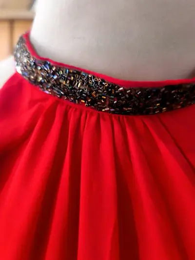Vestido rojo con cuello adornado - miniatura 2