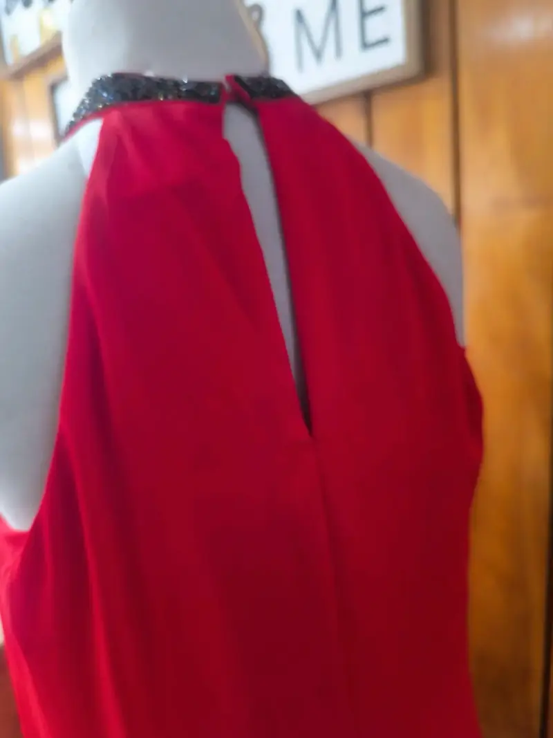 Vestido rojo con cuello adornado - 3