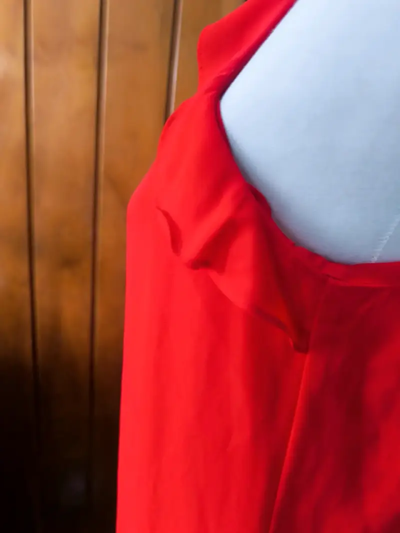 Vestido rojo con cuello adornado - 4