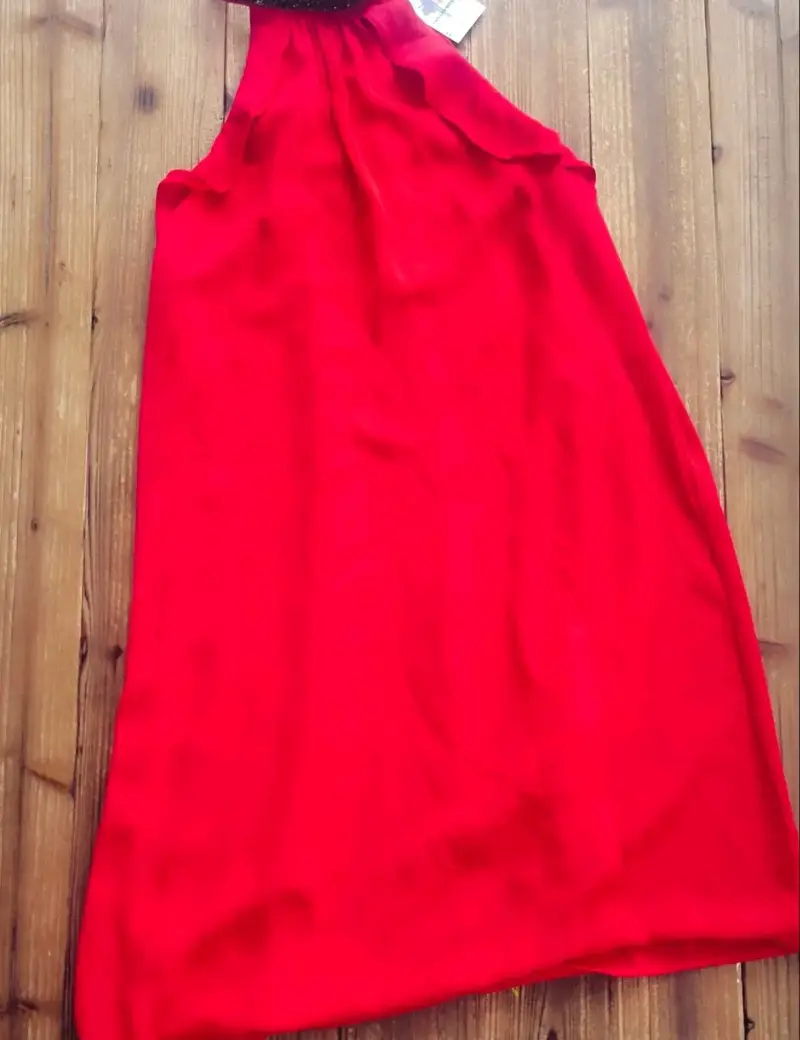 Vestido rojo con cuello adornado - 5