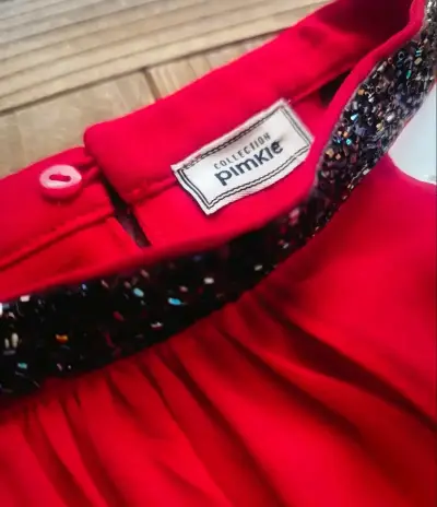 Vestido rojo con cuello adornado - miniatura 6