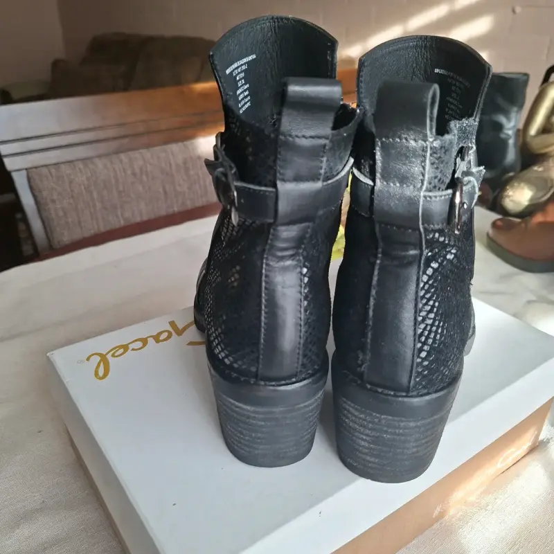 Botines de cuero negro con hebilla - 2