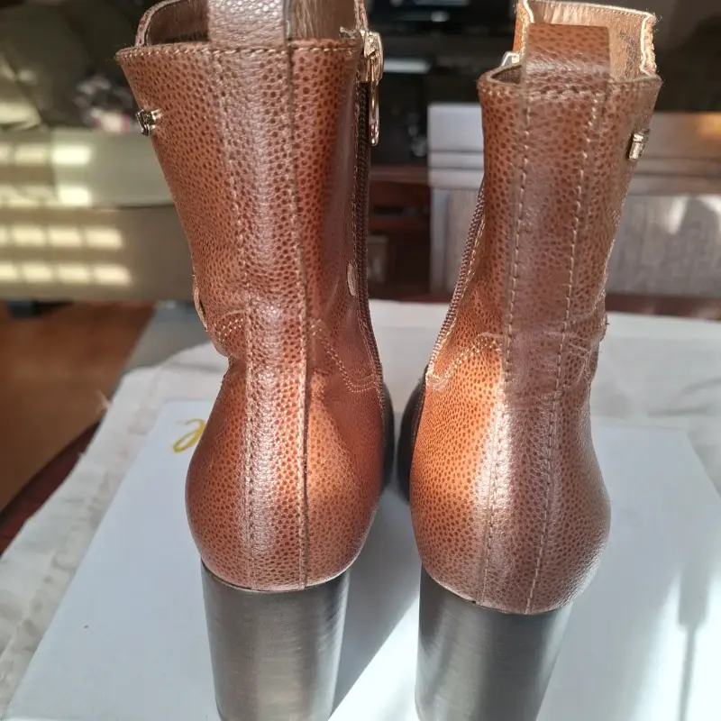 Botines de cuero marrón con tacón alto - 1
